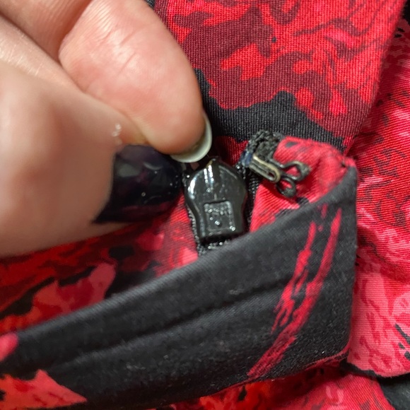 New York & Company Red & Black Bubble Hem Skirt with Floral Print in Size 4 - Picture 2 of 11